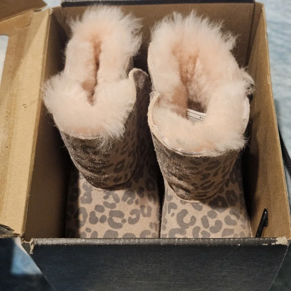 UGG Cassie Leopard Baby Boots Size 2/3 Pink Sheepskin 1001781 With Box
